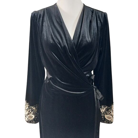 NWT! SOMA! LUXE BLACK STRETCH VELVET FULL LENGTH GOLD TRIMMED SLEEVE ROBE! SZ M - Picture 3 of 12